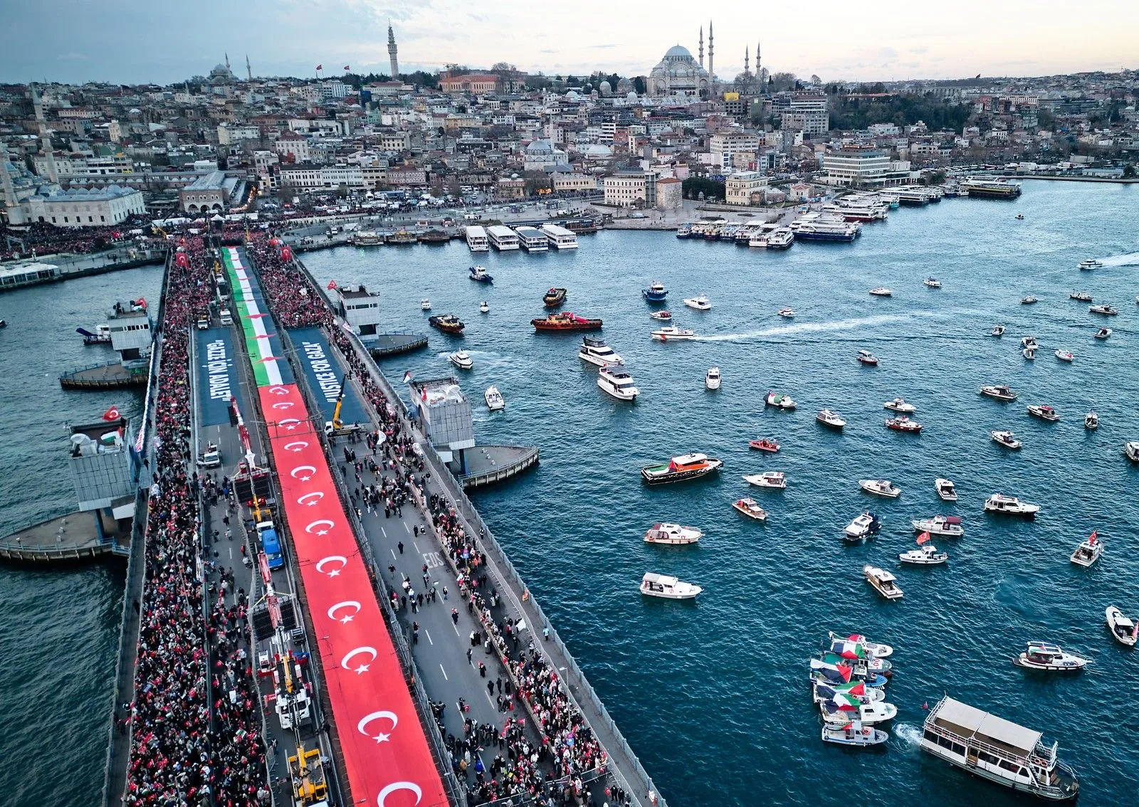 Πλήθος κόσμου στην γέφυρα του Γαλατά στη Κωνσταντινούπολη στο πλαίσιο διαδήλωσης υπερ της Παλαιστίνης