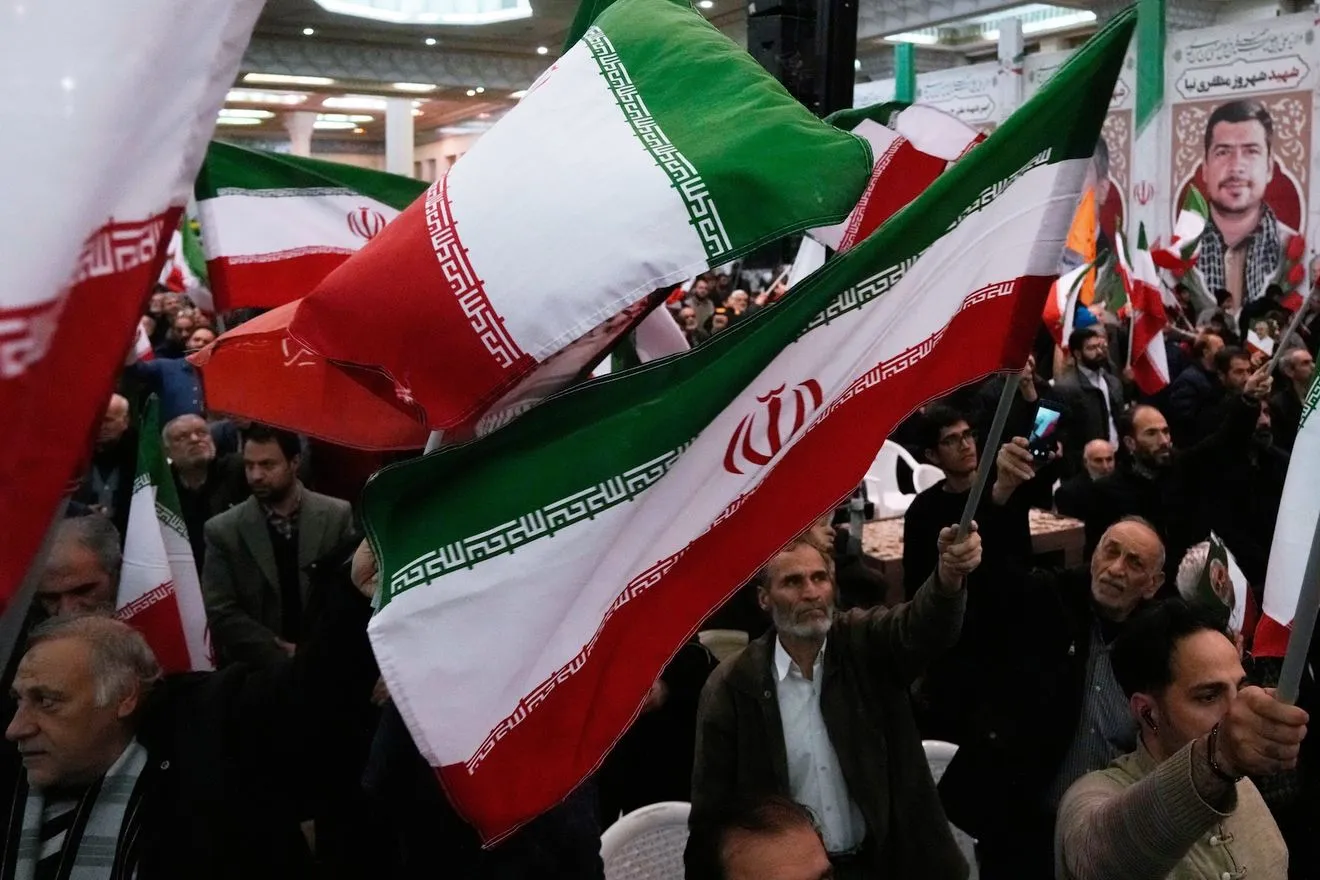 Ο ηλίθιος κι ο πανηλίθιος συζητάνε για το Ιράν στα σόσιαλ