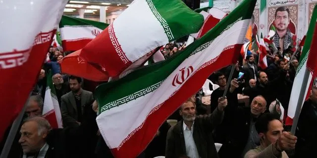 Ο ηλίθιος κι ο πανηλίθιος συζητάνε για το Ιράν στα σόσιαλ