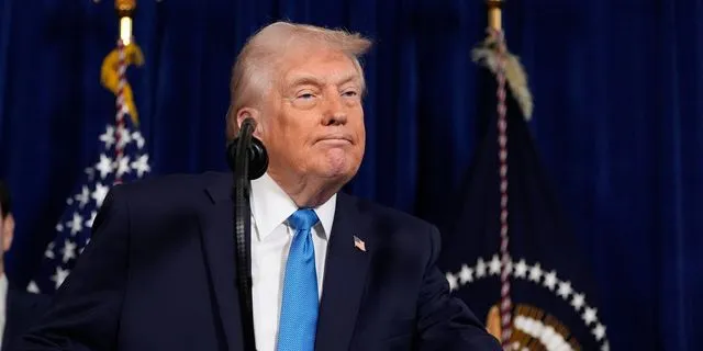 Ο Τραμπ προσπαθεί να ισορροπήσει στο χάος που δημιούργησε ο ίδιος