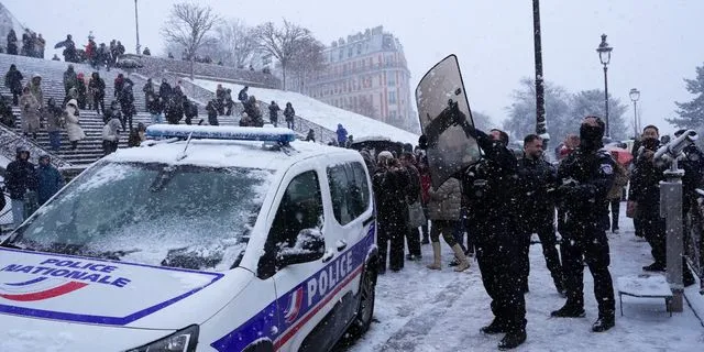 Σοβαρά προβλήματα στους δρόμους και τις πτήσεις από τη σφοδρή χιονόπτωση σε Γαλλία, Ολλανδία και Βρετανία