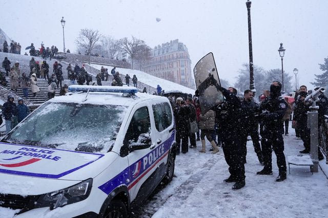 Σοβαρά προβλήματα στους δρόμους και τις πτήσεις από τη σφοδρή χιονόπτωση σε Γαλλία, Ολλανδία και Βρετανία