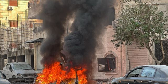 Ένα αυτοκίνητο καίγεται κατά τη διάρκεια συγκρούσεων μεταξύ Κούρδων μαχητών και δυνάμεων της συριακής κυβέρνησης σε αμφισβητούμενη περιοχή της βόρειας πόλης του Χαλεπίου, στη Συρία, την Τετάρτη 7 Ιανουαρίου 2026.