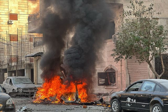 Ένα αυτοκίνητο καίγεται κατά τη διάρκεια συγκρούσεων μεταξύ Κούρδων μαχητών και δυνάμεων της συριακής κυβέρνησης σε αμφισβητούμενη περιοχή της βόρειας πόλης του Χαλεπίου, στη Συρία, την Τετάρτη 7 Ιανουαρίου 2026.