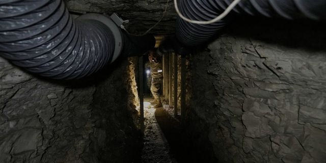 Στρατιώτες του λιβανικού στρατού κινούνται μέσα σε μια σήραγγα σκαμμένη σε βουνό, η οποία χρησιμοποιούνταν από μαχητές της Χεζμπολάχ (αρχείο)