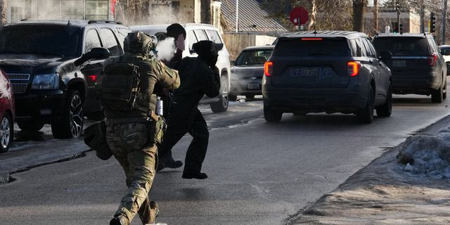 Μινεάπολη: Ζευγάρι καταγγέλλει ότι η ICE τους έπνιξε με δακρυγόνα με τα έξι παιδιά τους