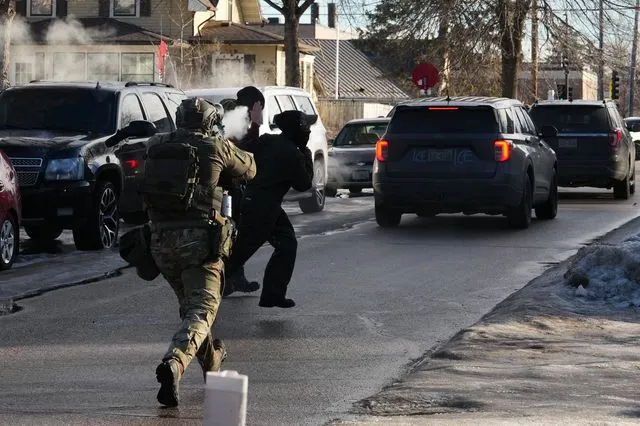 Μινεάπολη: Ζευγάρι καταγγέλλει ότι η ICE τους έπνιξε με δακρυγόνα με τα έξι παιδιά τους