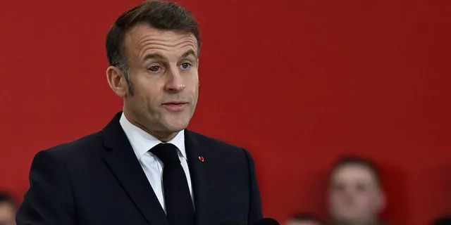 Με κόκκινο μάτι ο Μακρόν – “Πείτε ότι είναι το Eye of the Tiger”