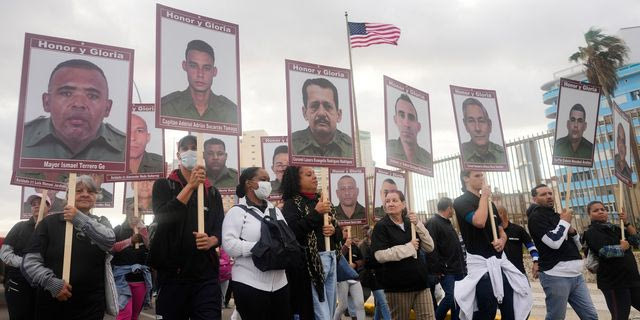 Διαδηλωτές συγκεντρώνονται έξω από την Πρεσβεία των ΗΠΑ για να καταγγείλουν τη δολοφονία Κουβανών αξιωματικών κατά τη διάρκεια της αμερικανικής επιχείρησης που οδήγησε στη σύλληψη του προέδρου της Βενεζουέλας, Νικολάς Μαδούρο, στην Αβάνα της Κούβας, Παρασκευή 16 Ιανουαρίου 2026.