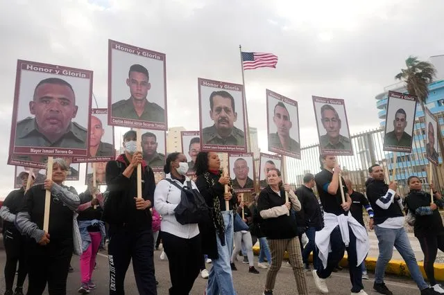 Διαδηλωτές συγκεντρώνονται έξω από την Πρεσβεία των ΗΠΑ για να καταγγείλουν τη δολοφονία Κουβανών αξιωματικών κατά τη διάρκεια της αμερικανικής επιχείρησης που οδήγησε στη σύλληψη του προέδρου της Βενεζουέλας, Νικολάς Μαδούρο, στην Αβάνα της Κούβας, Παρασκευή 16 Ιανουαρίου 2026.