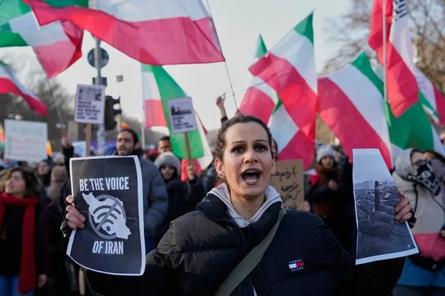 Ιράν: Εξετάζει την άρση της απαγόρευσης του ίντερνετ – Χάκαραν την κρατική τηλεόραση