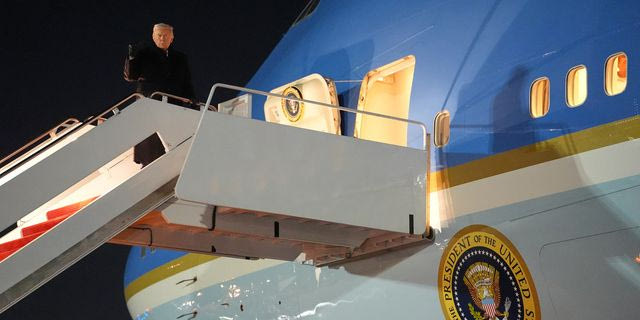 Τραμπ: Επέστρεψε στις ΗΠΑ το Air Force One λόγω τεχνικού προβλήματος – Αναχώρησε με δεύτερο αεροσκάφος