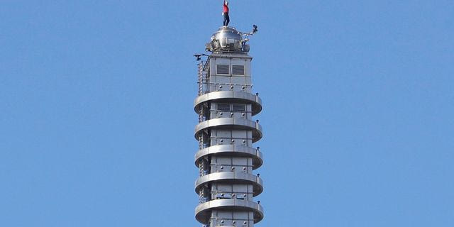 Αναρριχητής σκαρφαλώνει σε ουρανοξύστη 101 ορόφων χωρίς εξοπλισμό ασφαλείας