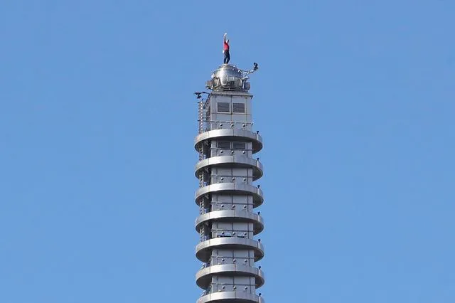 Αναρριχητής σκαρφαλώνει σε ουρανοξύστη 101 ορόφων χωρίς εξοπλισμό ασφαλείας