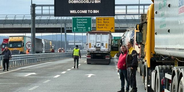 Βόρεια Μακεδονία: Ανοίγουν τα σύνορα με την Ελλάδα για τα φορτηγά