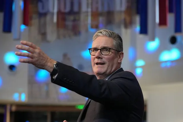 Ο Κιρ Στάρμερ δεσμεύεται να εντάξει τη Βρετανία πιο βαθιά στην ενιαία αγορά της ΕΕ