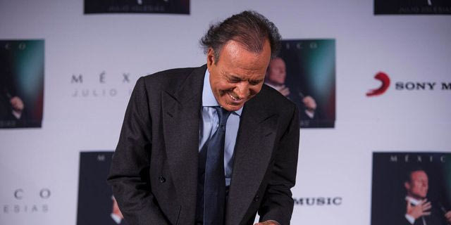 Ο Χούλιο Ιγκλέσιας χαρακτηρίζει “εντελώς ψευδείς” τις καταγγελίες των δύο πρώην υπαλλήλων του