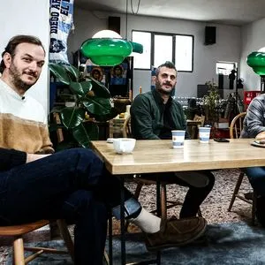 Μένεγος, Μανιάτης, Διοσκουρίδης συζητούν με τον Γιώργο Λέντζα