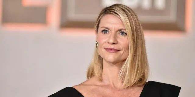 Κλερ Ντέινς: “Κατέρρευσα όταν έμαθα ότι είμαι έγκυος στα 44 – Έκλαιγα με σπασμούς”