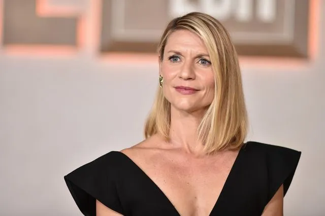 Κλερ Ντέινς: “Κατέρρευσα όταν έμαθα ότι είμαι έγκυος στα 44 – Έκλαιγα με σπασμούς”