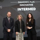 Η Μαρκέλλα Καφούρου, RnD formulation manager InterMed, και ο Θοδωρής Πανόπουλος, BU Dental Marketing Manager InterMed, παρέλαβαν τη διάκριση “Innovative Company” από την Τώνια Πέτροβιτς, Senior Public Relations Manager στη Huawei Technologies SA.