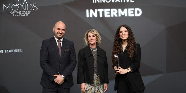 Η Μαρκέλλα Καφούρου, RnD formulation manager InterMed, και ο Θοδωρής Πανόπουλος, BU Dental Marketing Manager InterMed, παρέλαβαν τη διάκριση “Innovative Company” από την Τώνια Πέτροβιτς, Senior Public Relations Manager στη Huawei Technologies SA.
