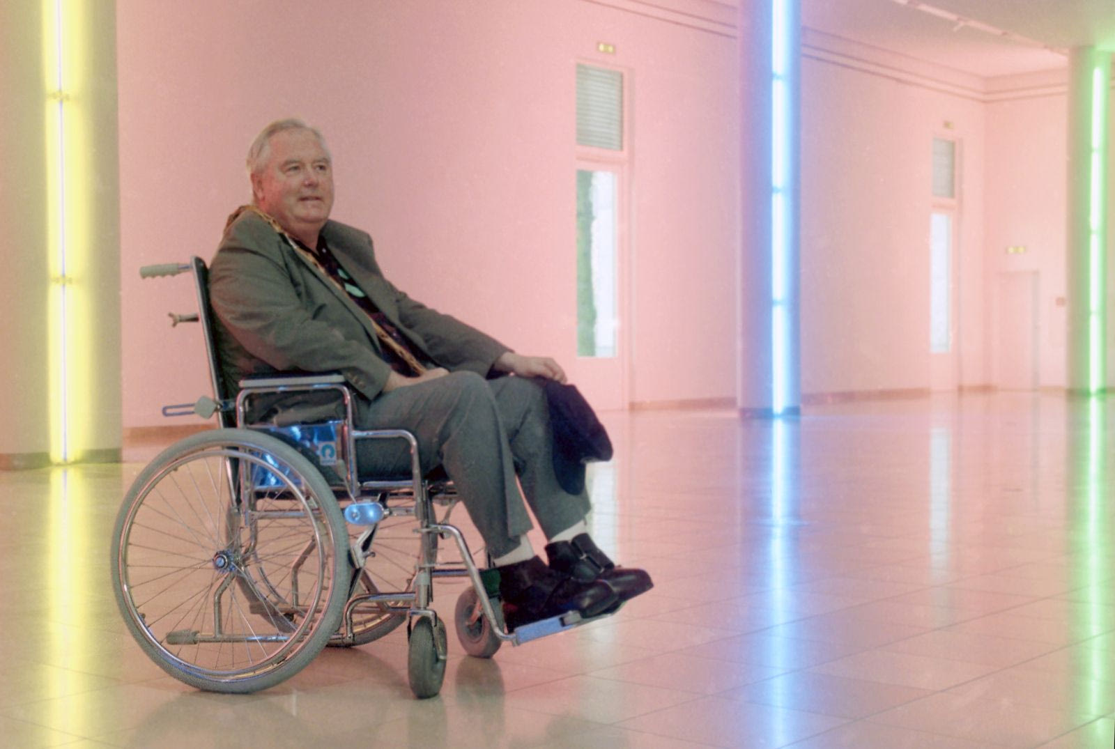 Ο Dan Falvin se σε ένα από τα δωμάτια φωτός του.