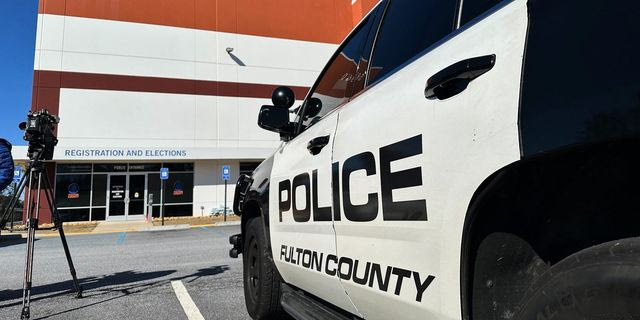 Όχημα του FBI έξω από το εκλογικό τμήμα της Τζόρτζια