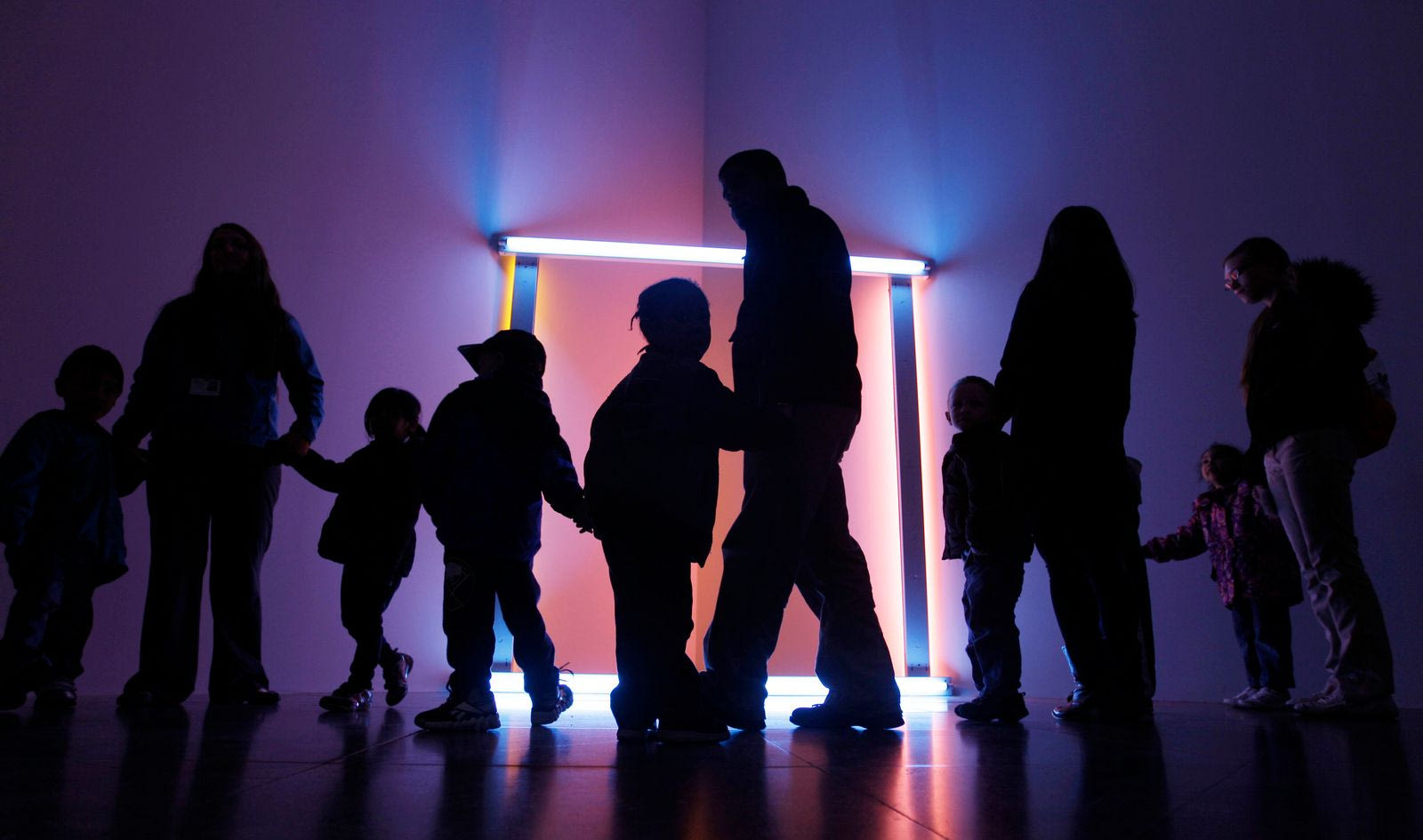 φωτεινό γλυπτό του καλλιτέχνη Dan Flavin