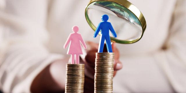 Οι γυναίκες στην ΕΕ δουλεύουν 15 μήνες για να βγάλουν όσα οι άνδρες σε 12