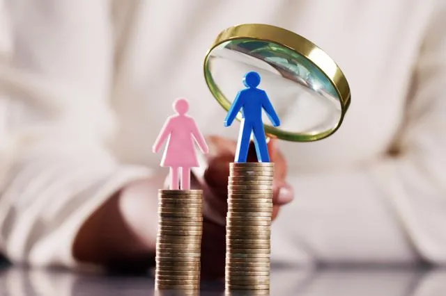 Οι γυναίκες στην ΕΕ δουλεύουν 15 μήνες για να βγάλουν όσα οι άνδρες σε 12