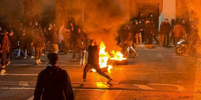 Η αλήθεια ενός Ιρανού πρόσφυγα στην Αθήνα: Έφτασε η ώρα να πέσει το καθεστώς