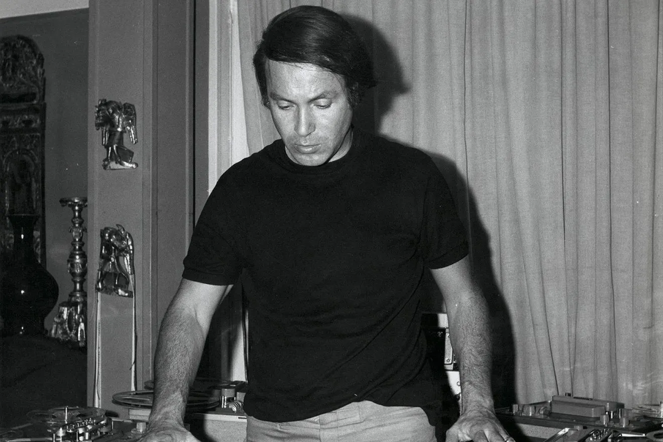 Ο Γιάννης Χρήστου στο προσωπικό του στούντιο, c.1968 Αρχείο Γιάννη Χρήστου - Κέντρο Έρευνας και Τεκμηρίωσης Ωδείου Αθηνών