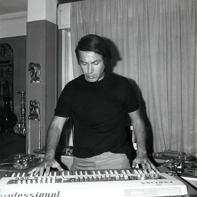 Ο Γιάννης Χρήστου στο προσωπικό του στούντιο, c.1968 Αρχείο Γιάννη Χρήστου - Κέντρο Έρευνας και Τεκμηρίωσης Ωδείου Αθηνών