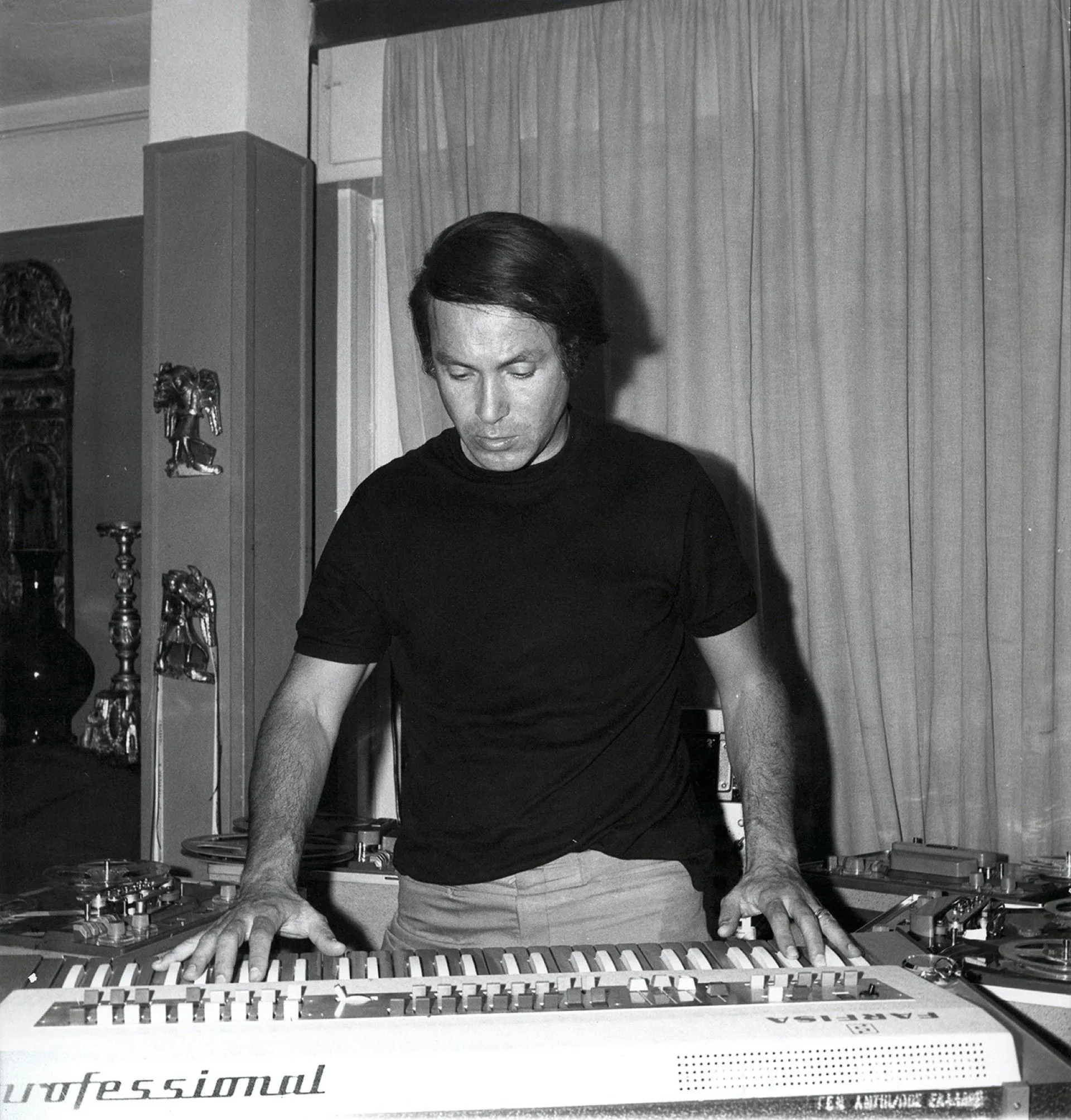 Ο Γιάννης Χρήστου στο προσωπικό του στούντιο, c.1968 Αρχείο Γιάννη Χρήστου - Κέντρο Έρευνας και Τεκμηρίωσης Ωδείου Αθηνών