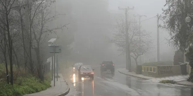 Πυκνή ομίχλη και βροχή στα βόρεια προάστια της Αττικής