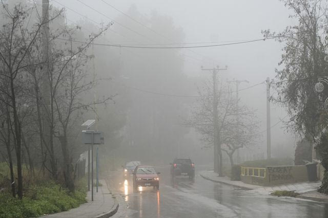Πυκνή ομίχλη και βροχή στα βόρεια προάστια της Αττικής