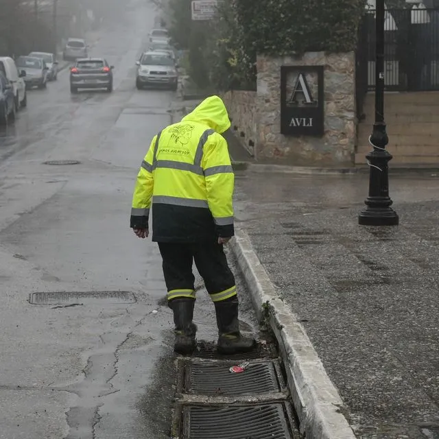 Υπερχείλισε ρέμα στο Πικέρμι, καθίζηση και διακοπή κυκλοφορίας στο Πολύγωνο