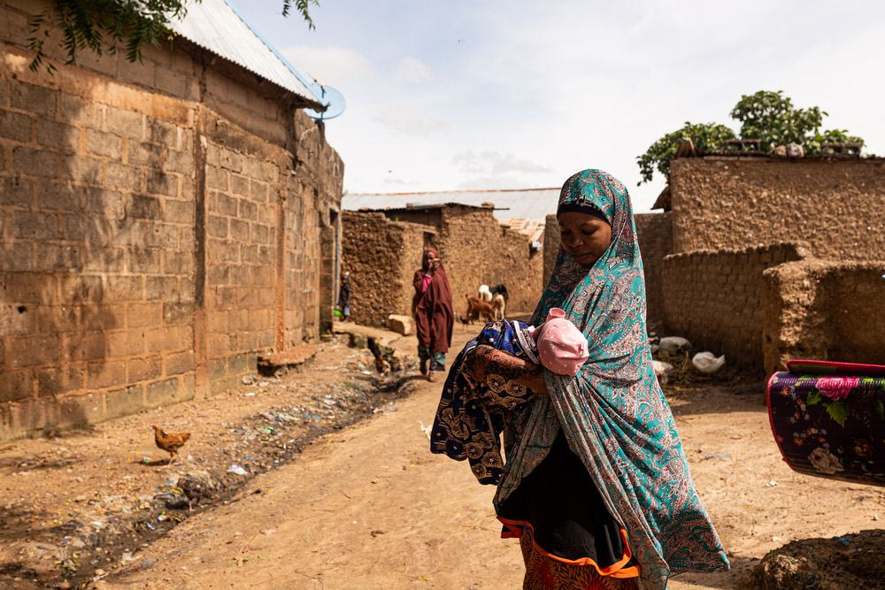 Η 27χρονη Amina Tahila από τη Νιγηρία, που μόλις έγινε μητέρα φτάνει στο σπίτι της στην περιοχή Shinkafi.