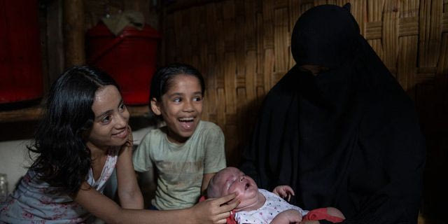 Η 38χρονη Hazera εγκατέλειψε τη Μιανμάρ το 2017 και από τότε ζει στους προσφυγικούς καταυλισμούς των Ροχίνγκια στο Cox’s Bazar. Με εννέα παιδιά να φροντίσει, αγωνίζεται καθημερινά να τα βγάλει πέρα.