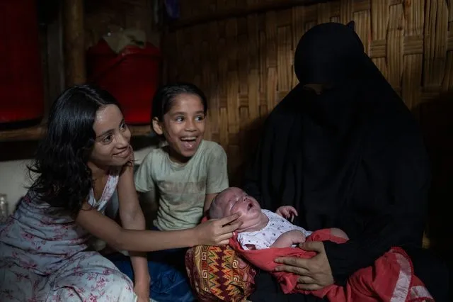 Η 38χρονη Hazera εγκατέλειψε τη Μιανμάρ το 2017 και από τότε ζει στους προσφυγικούς καταυλισμούς των Ροχίνγκια στο Cox’s Bazar. Με εννέα παιδιά να φροντίσει, αγωνίζεται καθημερινά να τα βγάλει πέρα.