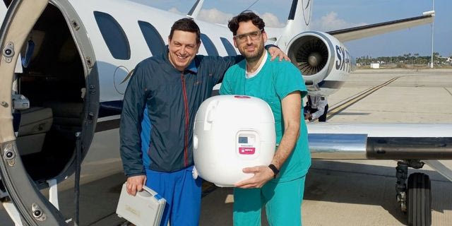 Γιατροί του Ωνασείου κατά τη διάρκεια της πρώτης μεταφοράς μοσχεύματος καρδιάς με τη νέα υπερσύγχρονη συσκευή