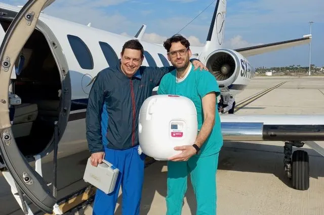 Γιατροί του Ωνασείου κατά τη διάρκεια της πρώτης μεταφοράς μοσχεύματος καρδιάς με τη νέα υπερσύγχρονη συσκευή