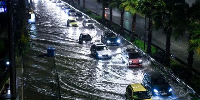 Πώς ένα αντιπλημμυρικό έργο καθυστέρησε (και) για να μην κλείσει η παραλιακή