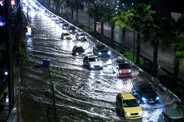 Πώς ένα αντιπλημμυρικό έργο καθυστέρησε (και) για να μην κλείσει η παραλιακή