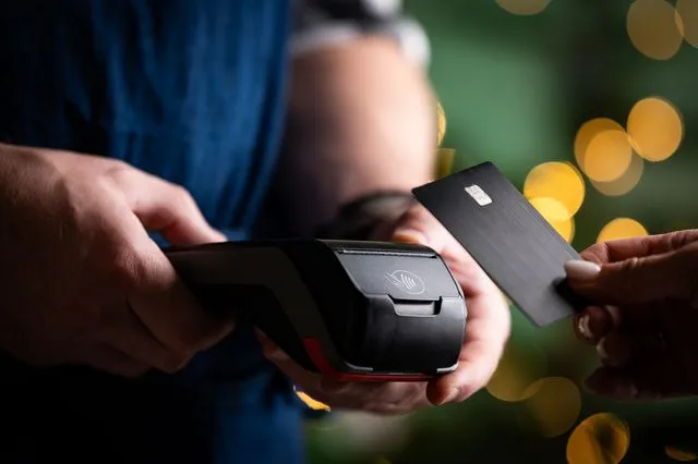 Πληρωμή μέσω POS (Φωτογραφία αρχείου)