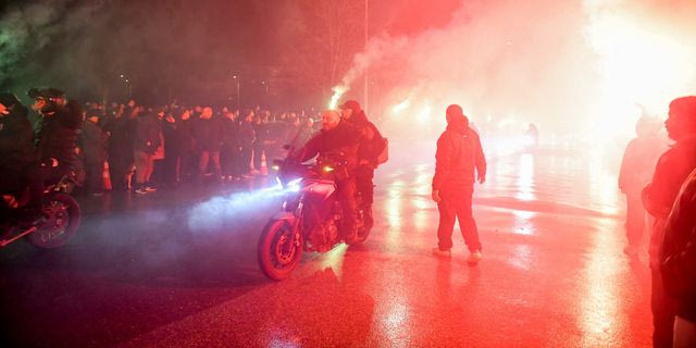 Φίλοι του ΠΑΟΚ υποδέχτηκαν στην Τούμπα τις σορούς των νεκρών οπαδών