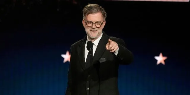 Ο Paul Thomas Anderson δέχεται το βραβείο Καλύτερου Σκηνοθέτη στα Critics Choice Awards