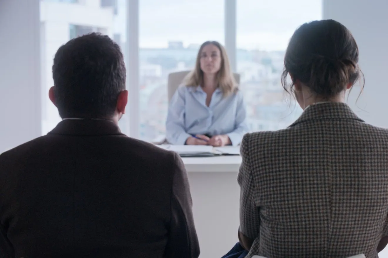 “Σας Πιστεύουμε”: Ο Αρνό Ντιφεΐς γύρισε ένα δικαστικό δράμα σε αληθινό χρόνο