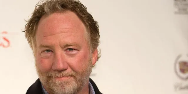 Τίμοθι Μπάσφιλντ: “Δεν υπήρχε πρωτόκολλο” για τις επαφές με παιδιά στο πλατό